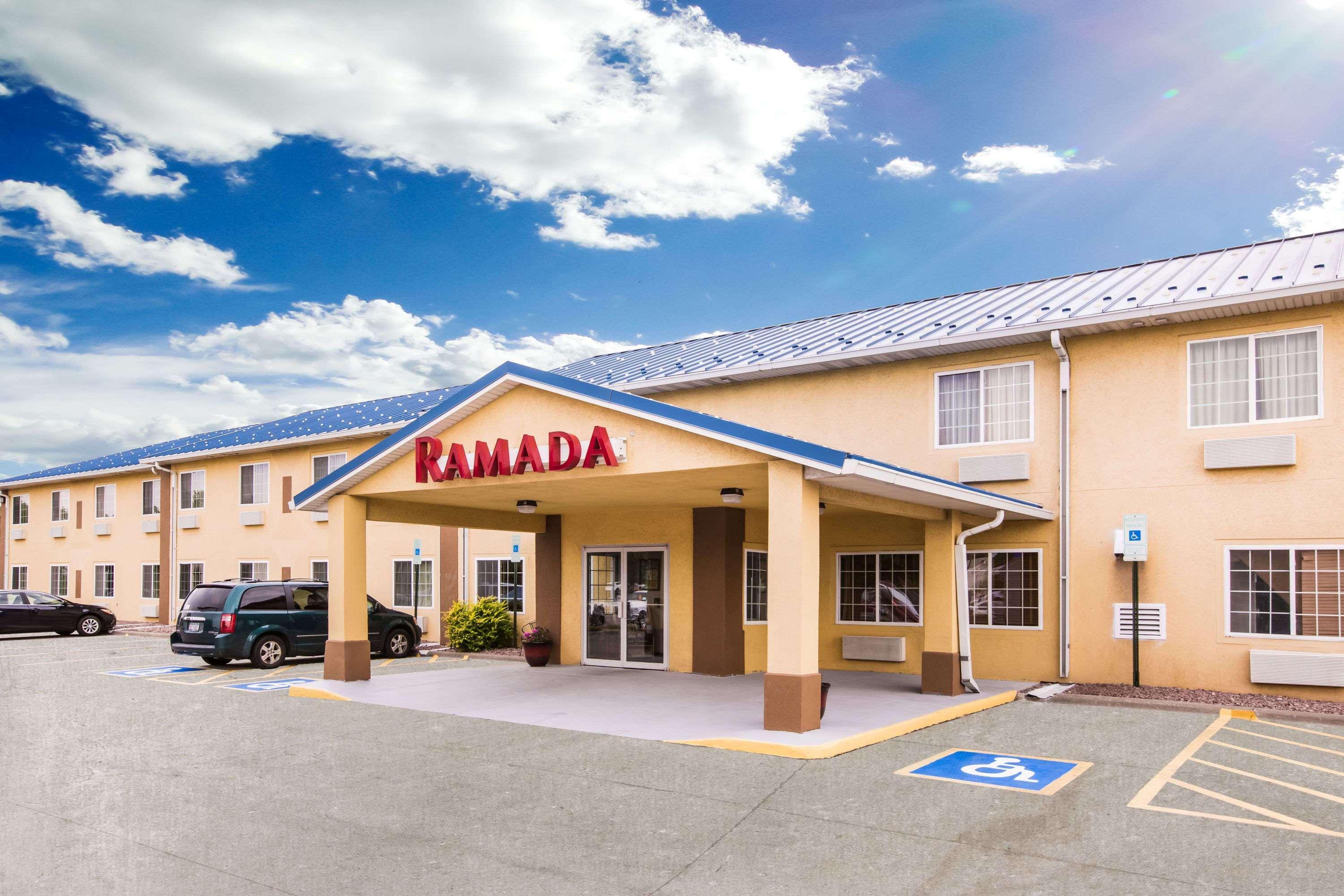 Ramada By Wyndham Sioux Falls Exterior foto